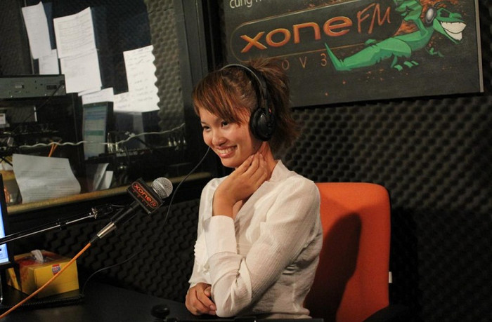 Trong tập 10 của chương trình Vietnam’s Next Top Model được phát sóng vào 20h chủ nhật 04/12/2011, 8 gương mặt sáng giá nhất của Vietnam’s Next Top Model 2011 sẽ “đại náo” đại bản doanh của Xone FM khi hóa thân thành những cô nàng MC trẻ trung, duyên dáng. Trong ảnh: Lê Thị Phương ngồi trước máy thu thanh. Trong tập 10 của chương trình Vietnam’s Next Top Model được phát sóng vào 20h chủ nhật 04/12/2011, 8 gương mặt sáng giá nhất của Vietnam’s Next Top Model 2011 sẽ “đại náo” đại bản doanh của Xone FM khi hóa thân thành những cô nàng MC trẻ trung, duyên dáng. Trong ảnh: Lê Thị Phương ngồi trước máy thu thanh.