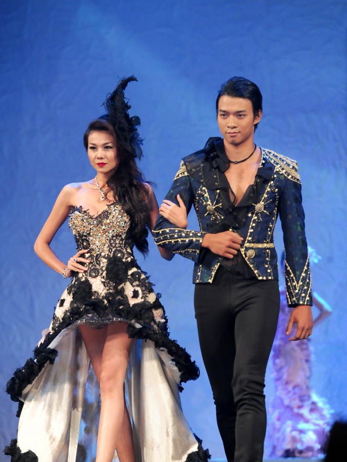 Siêu mẫu Thanh Hằng khoe chân dài cùng nam người mẫu Mạnh Hiệp trong những thiết kế đầy cá tính và độc đáo