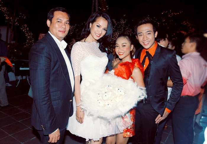 Anh Thư và chồng cùng đến chia vui chiến thắng với cặp đôi Đoan Trang - Trấn Thành tối qua