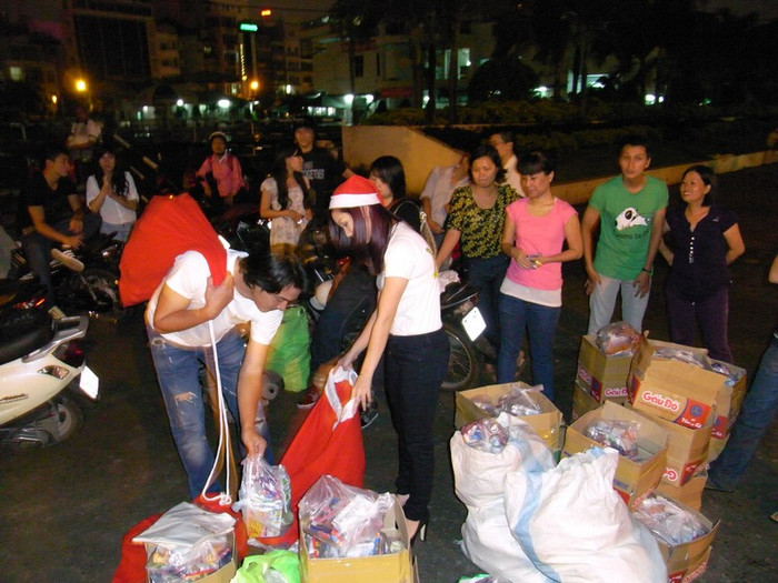 Ca sỹ Ngọc Anh ngay khi vừa kết thúc một chương trình biểu diễn ca nhạc ngoài Hà Nội đã bay vào trong TP HCM để tham gia đi phát quà từ thiện. Hoạ mi đất mỏ nói cô rất vui khi được tham gia vào hoạt động ý nghĩa này, và sẽ làm hết sức để chung tay với các tình nguyện viên hoàn thành mục tiêu mang lại một mùa Giáng Sinh ý nghĩa cho con em các gia đình lao động nghèo, những người khó khăn phải lang thang kiếm sống ngoài đường; tạo điều kiện cho họ vui không khí Giáng Sinh thật ấm cúng và trọn vẹn.