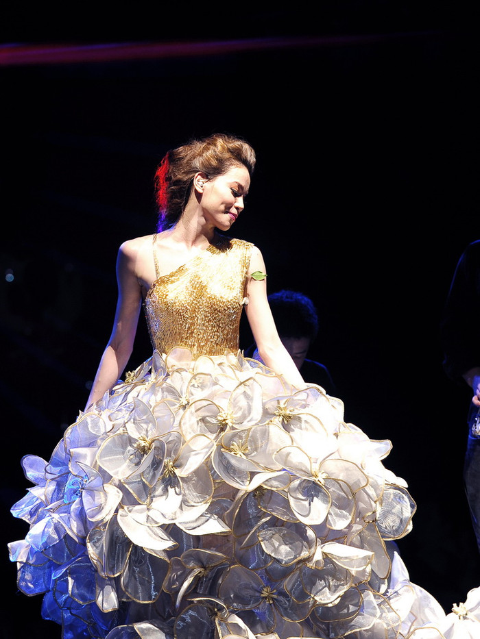 Một chút lãng mạn, nhẹ nhàng khiến Hà Hồ trở nên xinh đẹp lạ thường. Nhạc sĩ Dương Khắc Linh chính là người phối mới những bài hát quen thuộc của Hồ Ngọc Hà để tạo ra không gian âm nhạc vừa quen vừa lạ. Người nghe tìm thầy cô cách đây mấy năm trong một tinh thần mới mẻ Một chút lãng mạn, nhẹ nhàng khiến Hà Hồ trở nên xinh đẹp lạ thường. Nhạc sĩ Dương Khắc Linh chính là người phối mới những bài hát quen thuộc của Hồ Ngọc Hà để tạo ra không gian âm nhạc vừa quen vừa lạ. Người nghe tìm thầy cô cách đây mấy năm trong một tinh thần mới mẻ