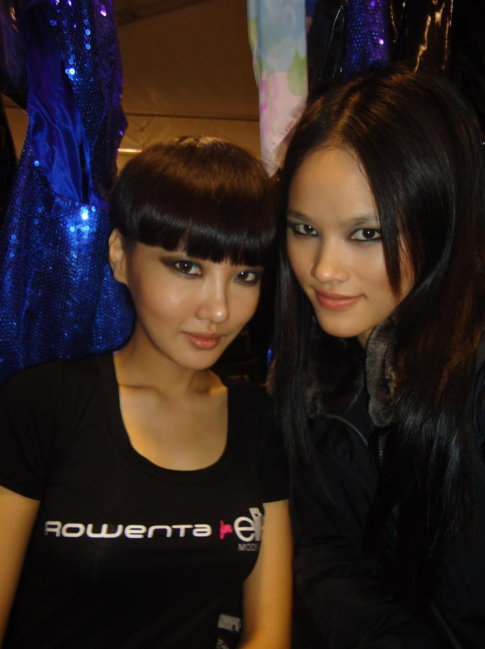 Tuyết Lan chia sẻ trong những ngày làm việc tại Thượng Hải, thí sinh Hàn Quốc Eun Ji là người bạn rất thân cùng cô. Khi mệt mỏi, họ thường nói chuyện với nhau bằng ngôn ngữ riêng của nước mình chứ không dùng tiếng Anh như mọi khi. Những lúc như thế, dù không hiểu nhau nhưng khả năng dùng ngôn ngữ cơ thể của Tuyết Lan cũng “khá tốt” với những giao tiếp thông thường. Tuyết Lan chia sẻ trong những ngày làm việc tại Thượng Hải, thí sinh Hàn Quốc Eun Ji là người bạn rất thân cùng cô. Khi mệt mỏi, họ thường nói chuyện với nhau bằng ngôn ngữ riêng của nước mình chứ không dùng tiếng Anh như mọi khi. Những lúc như thế, dù không hiểu nhau nhưng khả năng dùng ngôn ngữ cơ thể của Tuyết Lan cũng “khá tốt” với những giao tiếp thông thường.