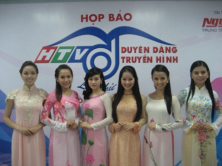 Các thí sinh duyên dáng trong tà áo dài ở buổi họp báo chiều 12/12 vừa qua. (ảnh: Hà Ngọc Hân)