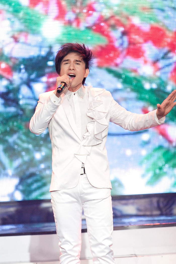 “Anh Bo” Đan Trường sau thành công của liveshow Con sóng yêu thương diễn ra gần đây cũng bắt đầu xuất hiện dày đặc ở các chương trình ca nhạc lớn nhỏ. Mặc dù đã đi qua thời vàng son nhưng Đan Trường vẫn rất vững vàng phong độ, sức hút của anh vẫn rất lớn đối với khán giả. Anh hát hai ca khúc Tuyết mùa hè và Đau xót lý con cua được dàn dựng công phu kết hợp với màn vũ đạo dễ thương, vui nhộn, tạo thích thú cho khán giả. “Anh Bo” Đan Trường sau thành công của liveshow Con sóng yêu thương diễn ra gần đây cũng bắt đầu xuất hiện dày đặc ở các chương trình ca nhạc lớn nhỏ. Mặc dù đã đi qua thời vàng son nhưng Đan Trường vẫn rất vững vàng phong độ, sức hút của anh vẫn rất lớn đối với khán giả. Anh hát hai ca khúc Tuyết mùa hè và Đau xót lý con cua được dàn dựng công phu kết hợp với màn vũ đạo dễ thương, vui nhộn, tạo thích thú cho khán giả.