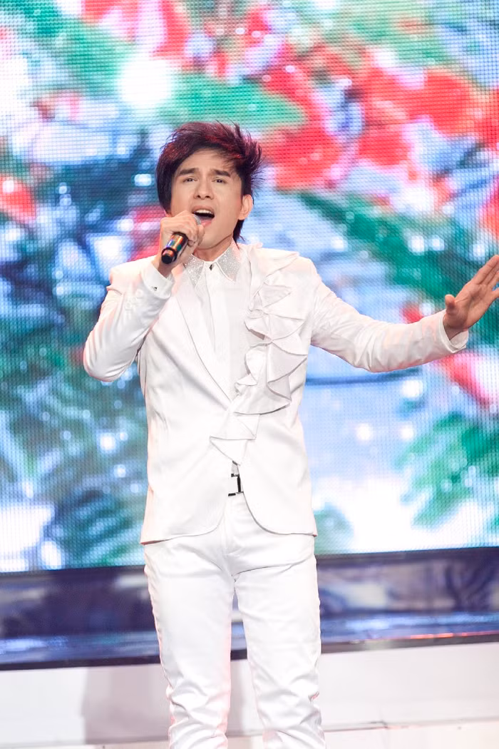 “Anh Bo” Đan Trường sau thành công của liveshow Con sóng yêu thương diễn ra gần đây cũng bắt đầu xuất hiện dày đặc ở các chương trình ca nhạc lớn nhỏ. Mặc dù đã đi qua thời vàng son nhưng Đan Trường vẫn rất vững vàng phong độ, sức hút của anh vẫn rất lớn đối với khán giả. Anh hát hai ca khúc Tuyết mùa hè và Đau xót lý con cua được dàn dựng công phu kết hợp với màn vũ đạo dễ thương, vui nhộn, tạo thích thú cho khán giả.