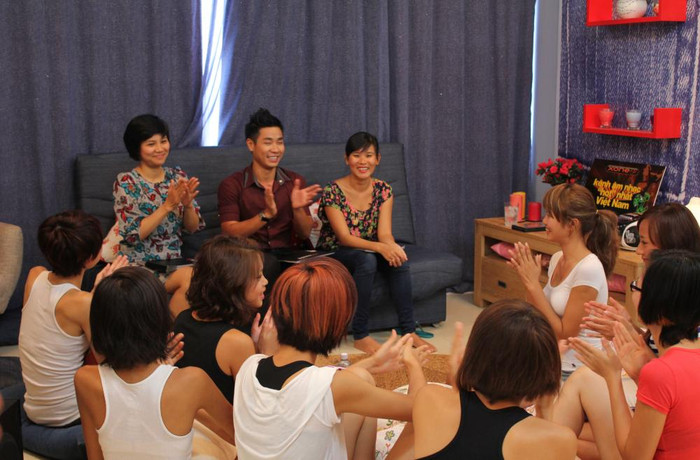 Buổi đào tạo kết thúc trong tiếng cười vui vẻ của các cô gái. Với những bài học bổ ích đã tiếp thu được, các thí sinh đã đủ tự tin để sẵn sàng “chiến đấu” với thử thách chính: thử sức ở vai trò MC tại Xone FM