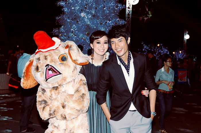 Không chỉ là người đẹp, Khánh My còn thích kinh doanh vì vậy với cô không có "đại gia" cũng không là vấn đề gì quan trọng. Xem ảnh, có vẻ như cô và Vĩnh Anh dường như không chỉ là cộng sự trong công việc.