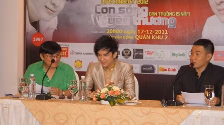 Ông bầu Hoàng Tuấn, Đan Trường và MC Anh Khoa trong buổi họp báo ngày 1/12 tại TP.HCM