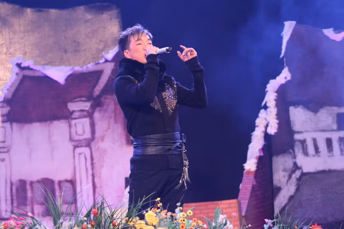 Sau đó, anh lại mang đến "Bài thánh ca buồn" tặng mọi người trong đêm nhạc đặc biệt.