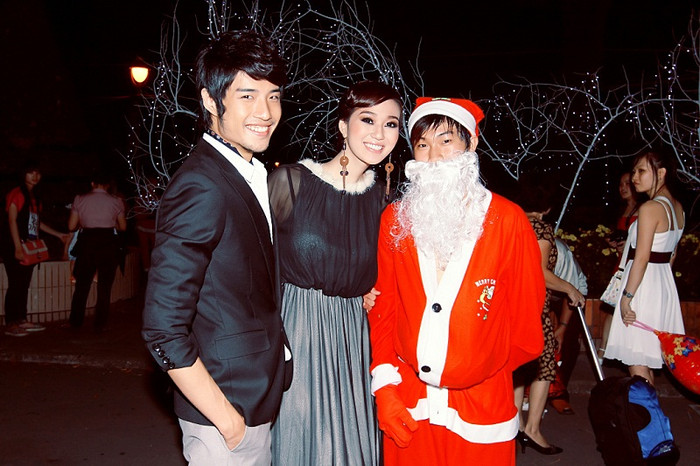 Thì ra, đây là chàng ca sĩ trẻ Vĩnh Anh, người sẽ có dự án âm nhạc chung với Khánh My trong năm 2012. Họ cùng tạo dáng với "ông già Noel"