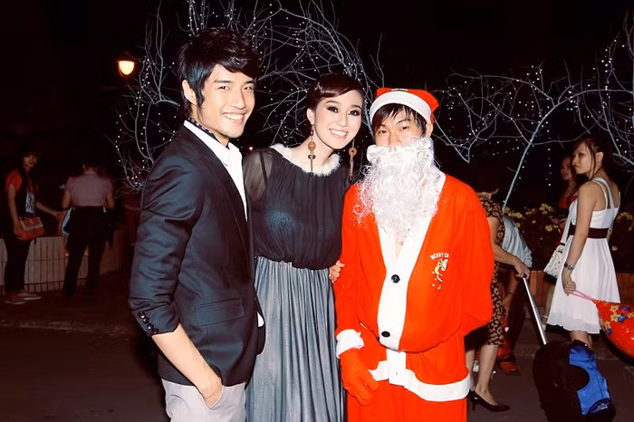 Thì ra, đây là chàng ca sĩ trẻ Vĩnh Anh, người sẽ có dự án âm nhạc chung với Khánh My trong năm 2012. Họ cùng tạo dáng với "ông già Noel"