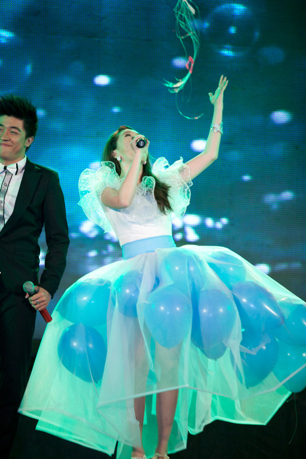 Với chiếc váy bong bóng, Bảo Thy dễ thương và như một cô công chúa.