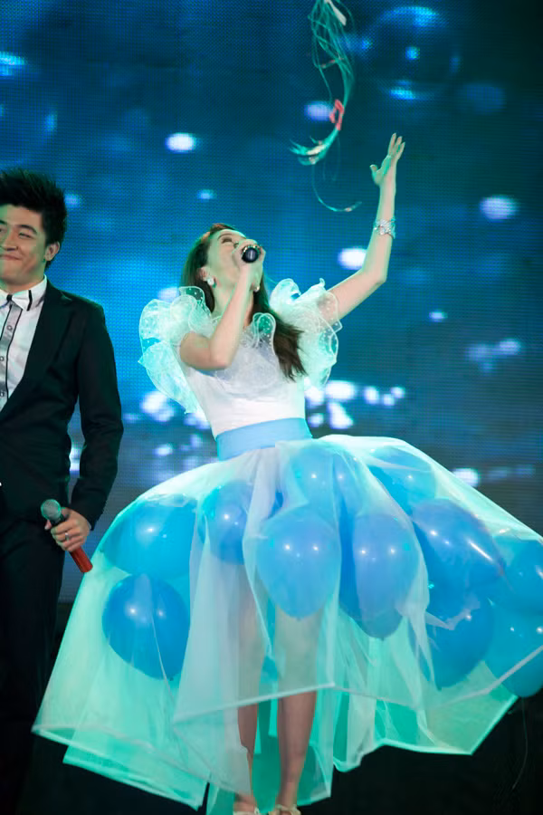 Với chiếc váy bong bóng, Bảo Thy dễ thương và như một cô công chúa.