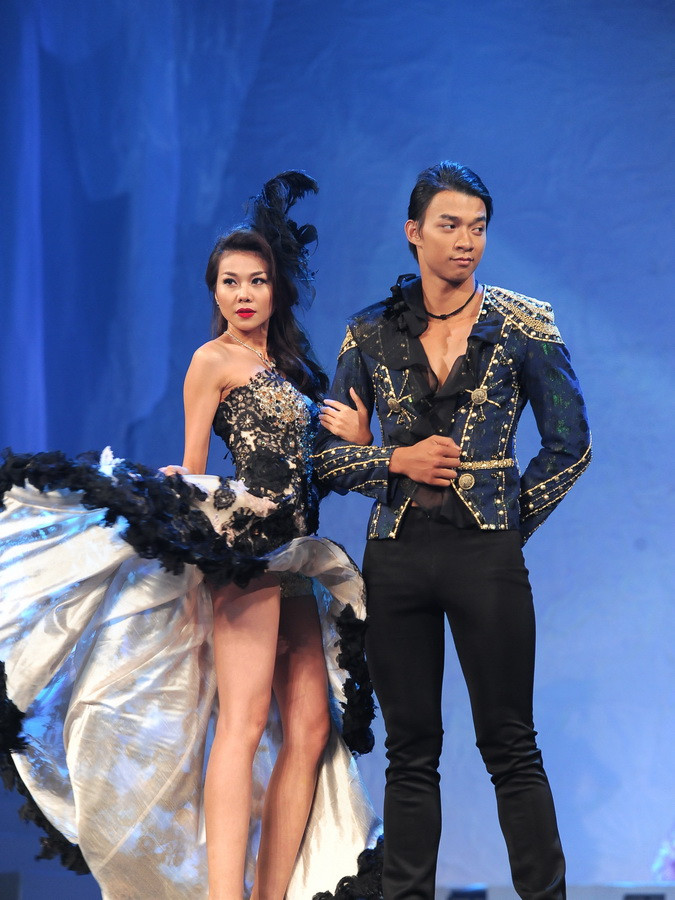 Thế giới của chúng ta của nhà thiết kế Quỳnh Paris, Những khoảnh khắc thời gian của thương hiệu áo dài ABC và Hồn xuân của nhà thiết kế Hoàng Hải là những bộ thiết kế độc đáo dành cho Duyên dáng Việt Nam lần này