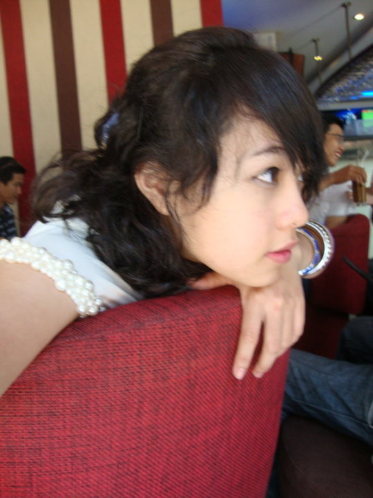 Đi ăn uống, tám chuyện cùng bạn bè luôn là sở thích của những cô bé thời học sinh. Thái Trinh luôn ghi lại những bức ảnh một cách tự nhiên, dễ thương