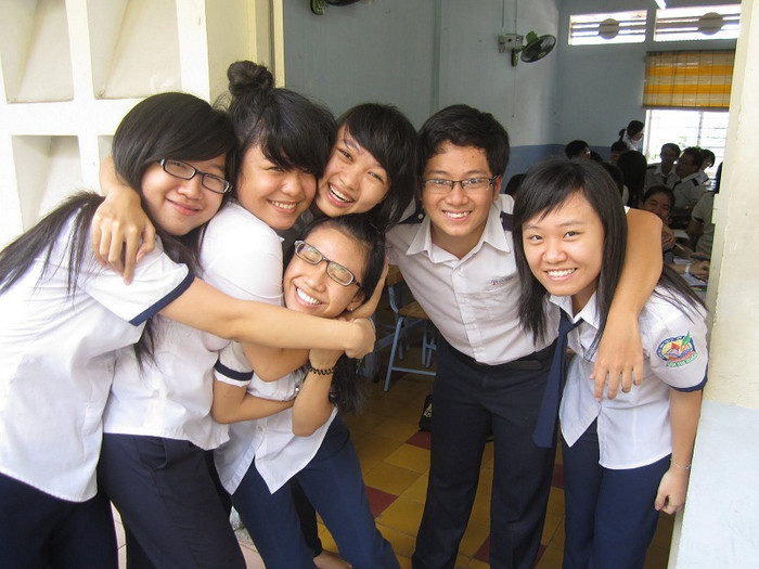 Cùng nhóm bạn tạo dáng nhí nhảnh (Thái Trinh thứ 2 từ trái sang)