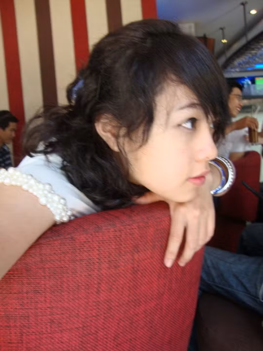 Đi ăn uống, tám chuyện cùng bạn bè luôn là sở thích của những cô bé thời học sinh. Thái Trinh luôn ghi lại những bức ảnh một cách tự nhiên, dễ thương