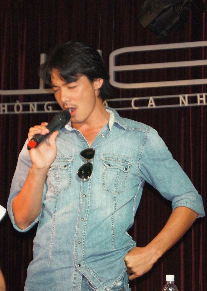 Chàng diễn viên say sưa hát. Chàng diễn viên say sưa hát.