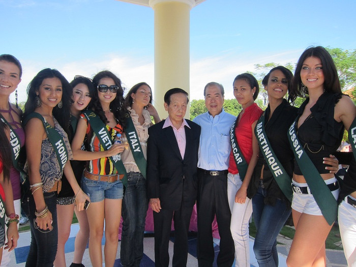 Các hoa hậu cùng chụp ảnh lưu niệm với nhà tài trợ Các hoa hậu cùng chụp ảnh lưu niệm với nhà tài trợ