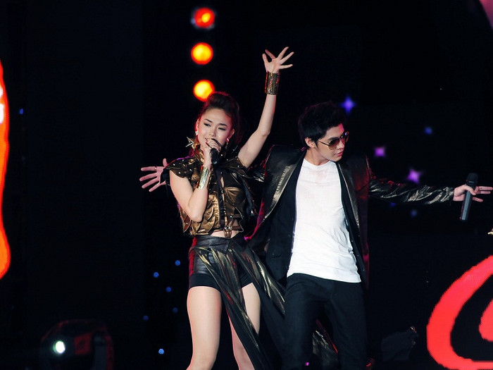 Sau nhiều tin đồn liên quan đến giải Làn Sóng Xanh 2011, Minh Hằng xuất hiện tự tin khoe giọng hát và vũ đạo trong chương trình ca nhạc đặc biệt tối 22/12 tại SVĐ Thống Nhất, TP.HCM. Sau nhiều tin đồn liên quan đến giải Làn Sóng Xanh 2011, Minh Hằng xuất hiện tự tin khoe giọng hát và vũ đạo trong chương trình ca nhạc đặc biệt tối 22/12 tại SVĐ Thống Nhất, TP.HCM.