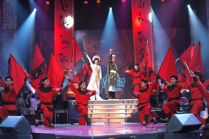 Ít ai ngờ rằng, Đàm Vĩnh Hưng lại chọn "Tiếng trong Mê Linh" trong phần thi những ca khúc đi cùng năm tháng. Đây là một ca khúc rất khó. Một lần nữa, Mr Đàm cho thấy anh có "chiêu" để kéo khán giả về phía mình.