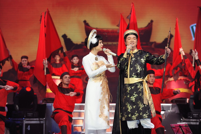 Đây là tiết mục được cả hai đầu tư rất công phu về cả trang phục. Đàm Vĩnh Hưng cho biết anh đã may đến 4 lần mới tạm hài lòng với hai bộ trang phục trình diễn tối qua. Trống, cờ và kiếm,.. tất cả cùng hòa quyện làm một giúp cho tiết mục này là một trong những tiết mục hoành tráng nhất của đêm chung kết.