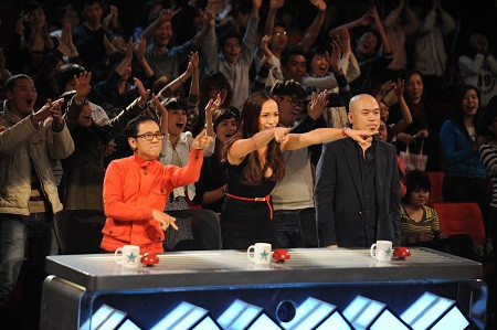 Bộ ba giám khảo đứng lên cổ vũ cho những tiết mục quá ấn tượng