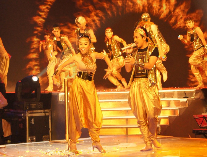 Bài hát cuối theo tiết tấu nhanh, bài hát "Nữ thần" cũng "mới toanh"! Siu Black thừa nhậ lần đầu tiên chị nghe bài hát này. Sự xuất hiện của họ về trang phục và vũ đạo vô cùng rực rỡ.