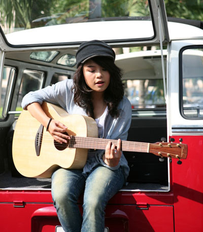 "Bụi bặm" một chút, gợi nhớ phong cách Lê Cát Trọng Lý. "Bụi bặm" một chút, gợi nhớ phong cách Lê Cát Trọng Lý.