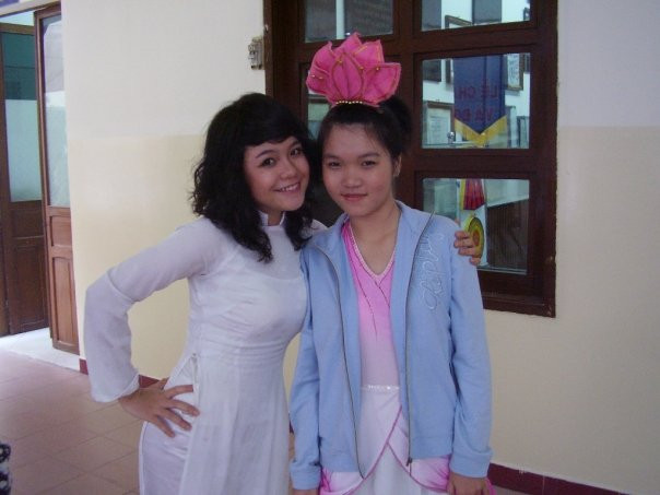 Những hình ảnh ít ai biết khi Thái Trinh trong chiếc áo dài nữ sinh thướt tha. Cô bé vóc người nhỏ nhắn ngày nào giờ đã lớn và tự tin đứng trên "sân khấu" đầy thử thách của showbiz Việt.