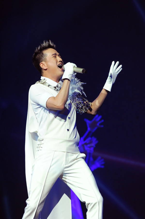 Mr Đàm với trang phục trắng như một "thiên thần", anh lại hòa mình vào những giấc mơ cho một mùa Xuân mới tràn đầy hy vọng.