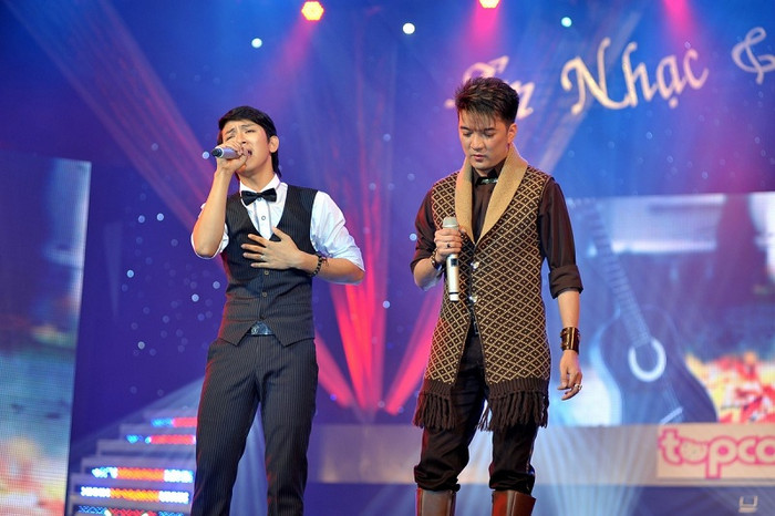 Con trai Hoài Linh là Hoài Lâm và Mr Đàm chiếm được cảm tình khán giả ở tiết mục song ca "Giọt lệ đài trang" Con trai Hoài Linh là Hoài Lâm và Mr Đàm chiếm được cảm tình khán giả ở tiết mục song ca "Giọt lệ đài trang"