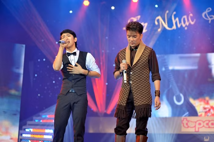 Con trai Hoài Linh là Hoài Lâm và Mr Đàm chiếm được cảm tình khán giả ở tiết mục song ca "Giọt lệ đài trang"