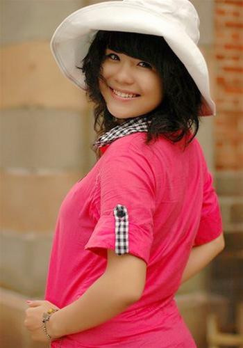 Nự cười tươi sáng, đôi mắt long lanh. Nự cười tươi sáng, đôi mắt long lanh.