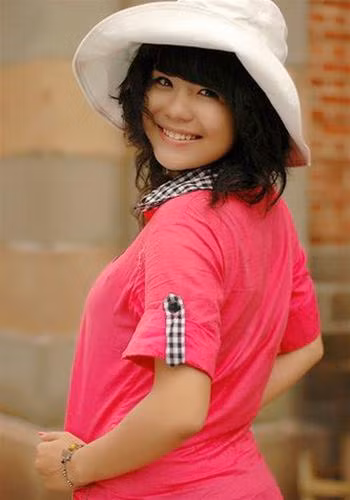 Nự cười tươi sáng, đôi mắt long lanh.