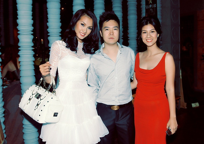 Kim Thư cũng không kém phần quyến rũ với váy đỏ ôm sát bên ca sĩ Lê Hiếu và Anh Thư