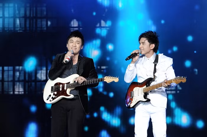 Lam Trường, Đan Trường, hai ca sĩ được xem như nổi tiếng cùng thời lại cùng đứng chung trên một sân khấu và hát vô tư. Đây chính là những điểm nhấn tăng thêm phần cảm xúc cho khán giả.