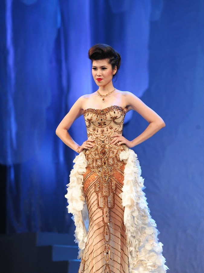 Thu Hằng khoe dáng ngọc thon thả, đẹp lung linh