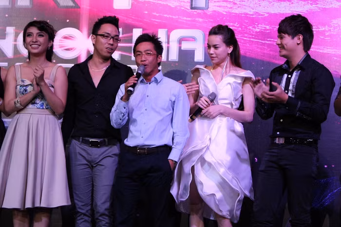 Cường đô là cũng hòa giọng hát chúc mừng một buổi tiệc thật ý nghĩa. Các ca sĩ từng gắn bó với Hà Hồ như VMusic (bên phải), nhạc sĩ Nguyễn Hồng Thuận (thứ hai từ trái sang) và Tiêu Châu Như Quỳnh cũng không thể thiếu.