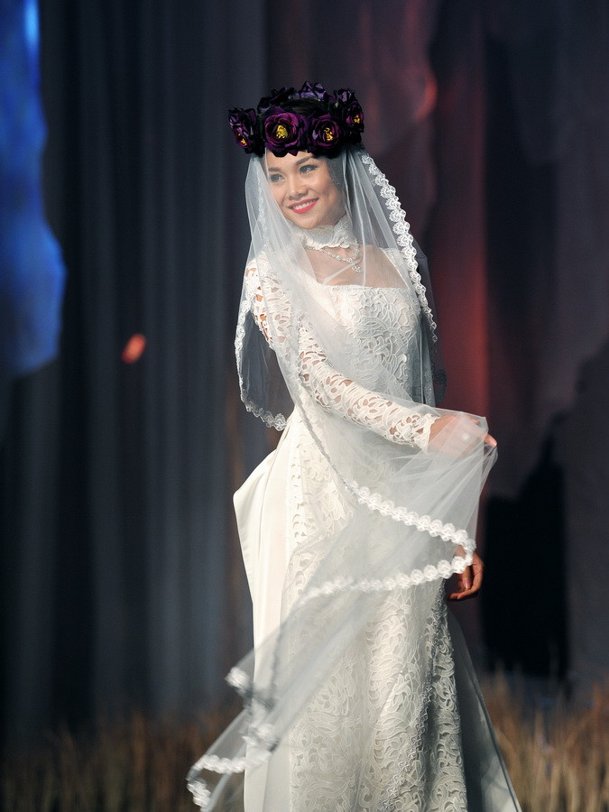 Thanh Hằng trong bộ áo dài trắng thướt tha