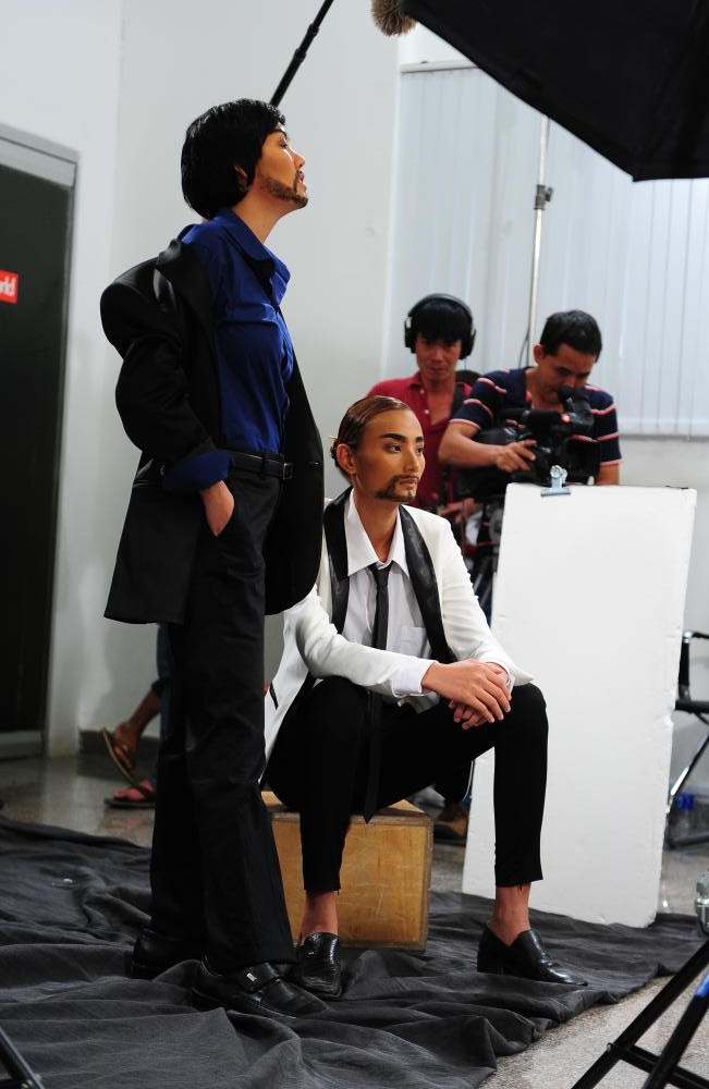 Trong khi đó, Lê Thúy và Phi Thanh Vân giả trai với râu quai nón cực nam tính và bộ vest lịch lãm. Đàn chị Phi Thanh Vân đã quá quen thuộc với những vai diễn cá tính nên cô chủ động hướng dẫn và tạo hình cho Lê Thúy. Trong khi đó, Lê Thúy và Phi Thanh Vân giả trai với râu quai nón cực nam tính và bộ vest lịch lãm. Đàn chị Phi Thanh Vân đã quá quen thuộc với những vai diễn cá tính nên cô chủ động hướng dẫn và tạo hình cho Lê Thúy.