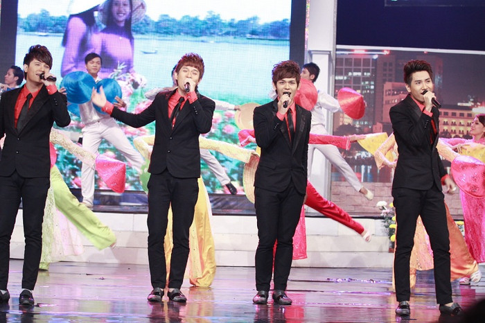 4 chàng trai nhóm V.Music đã mang đến chương trình bằng một ca khúc quen thuộc của nhạc sỹ Nguyễn Hồng Thuận mang tên Xinh tươi Việt Nam, một ca khúc pop có giai điệu nhẹ nhàng, ca từ đẹp, dễ nghe… Đây cũng là một trong những ca khúc hot được yêu thích của V.Music nằm trong dự án âm nhạc “Việt Nam ngày mới” cách đây không lâu của nhóm. 4 chàng trai nhóm V.Music đã mang đến chương trình bằng một ca khúc quen thuộc của nhạc sỹ Nguyễn Hồng Thuận mang tên Xinh tươi Việt Nam, một ca khúc pop có giai điệu nhẹ nhàng, ca từ đẹp, dễ nghe… Đây cũng là một trong những ca khúc hot được yêu thích của V.Music nằm trong dự án âm nhạc “Việt Nam ngày mới” cách đây không lâu của nhóm.