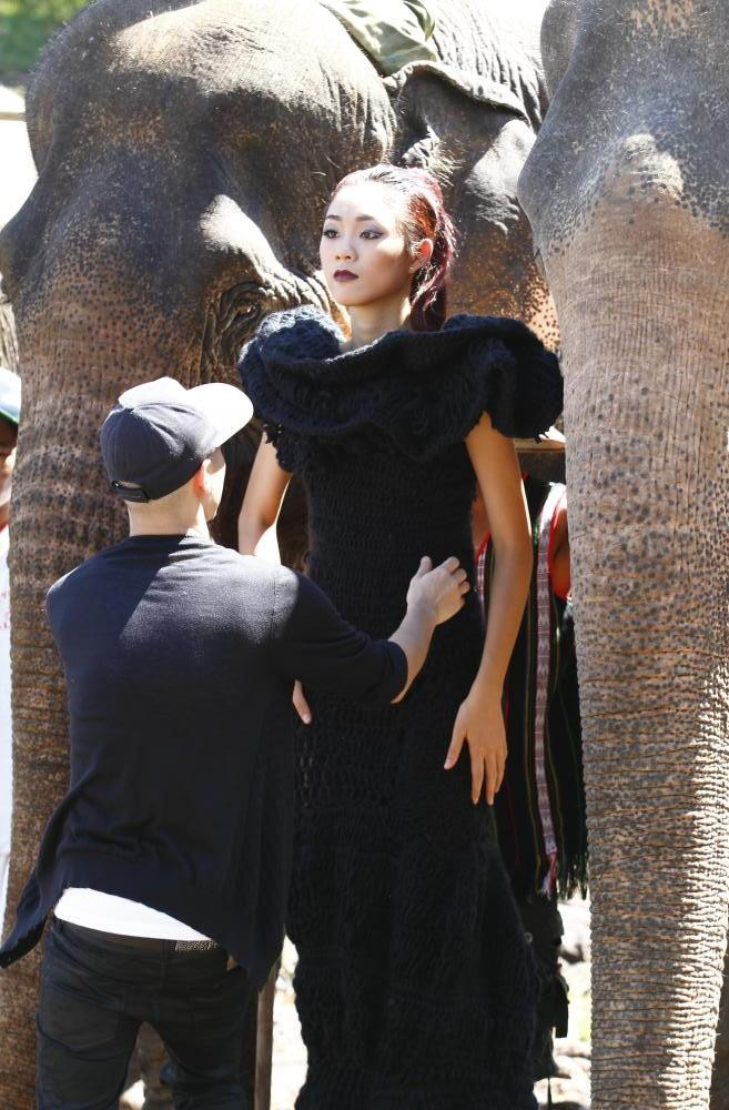 NTK Đỗ Mạnh Cường chỉnh sửa trang phục cho thí sinh NTK Đỗ Mạnh Cường chỉnh sửa trang phục cho thí sinh