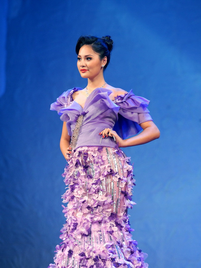 Với nét đẹp đằm thắm, Hương Giang luôn được các NTK chọn cho trang phục có nét quý phái, dịu dàng