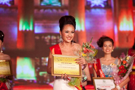 Thu Hằng vừa nhận giải Thí sinh ăn ảnh vừa về nhì cuộc thi năm nay
