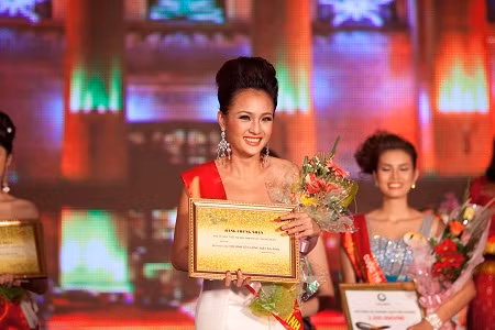 Thu Hằng vừa nhận giải Thí sinh ăn ảnh vừa về nhì cuộc thi năm nay