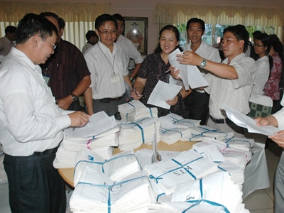 Đại diện các sở GD&ĐT các tỉnh thành phía Nam bàn giao hồ sơ ĐKDT tại TPHCM ngày 7-5( Ảnh: Quang Phương).