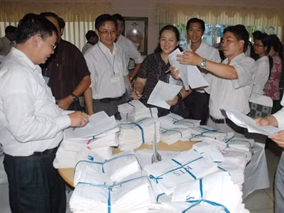 Đại diện các sở GD&ĐT các tỉnh thành phía Nam bàn giao hồ sơ ĐKDT tại TPHCM ngày 7-5( Ảnh: Quang Phương).