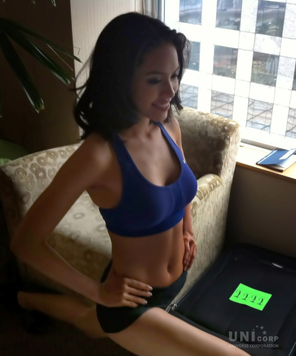 Hoàng My tranh thủ tập luyện, thậm chí có lúc còn nghịch ngợm tập trên... thành cửa sổ của căn phòng khách sạn nơi cô ở. Hoàng My tranh thủ tập luyện, thậm chí có lúc còn nghịch ngợm tập trên... thành cửa sổ của căn phòng khách sạn nơi cô ở.