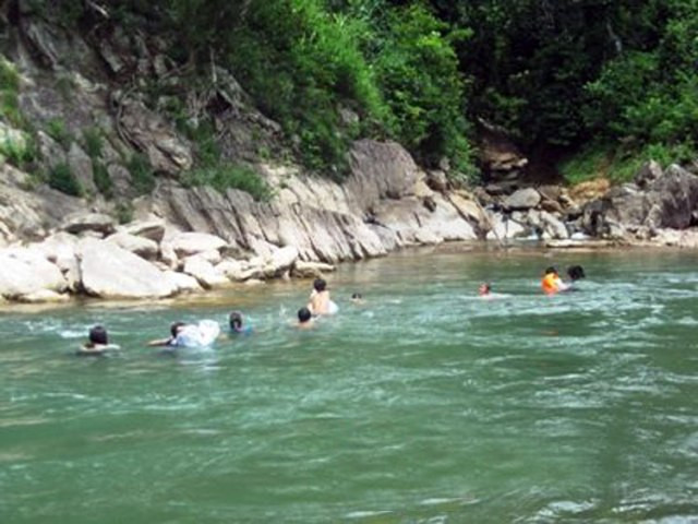 Trời nóng hay trời lạnh việc bơi sông đến trường của các em vẫn diễn ra bình thường. NHỮNG NỖI KHỔ CỦA HỌC SINH VIỆT NAM (P2) <<NỮ SINH CĐ DU LỊCH ĐẸP DỊU DÀNG TRONG NẮNG THU <<VẺ ĐẸP KIÊU SA CỦA HOT GIRL CĐ TRUYỀN HÌNH HÀ NỘI Trời nóng hay trời lạnh việc bơi sông đến trường của các em vẫn diễn ra bình thường. NHỮNG NỖI KHỔ CỦA HỌC SINH VIỆT NAM (P2) <<NỮ SINH CĐ DU LỊCH ĐẸP DỊU DÀNG TRONG NẮNG THU <<VẺ ĐẸP KIÊU SA CỦA HOT GIRL CĐ TRUYỀN HÌNH HÀ NỘI